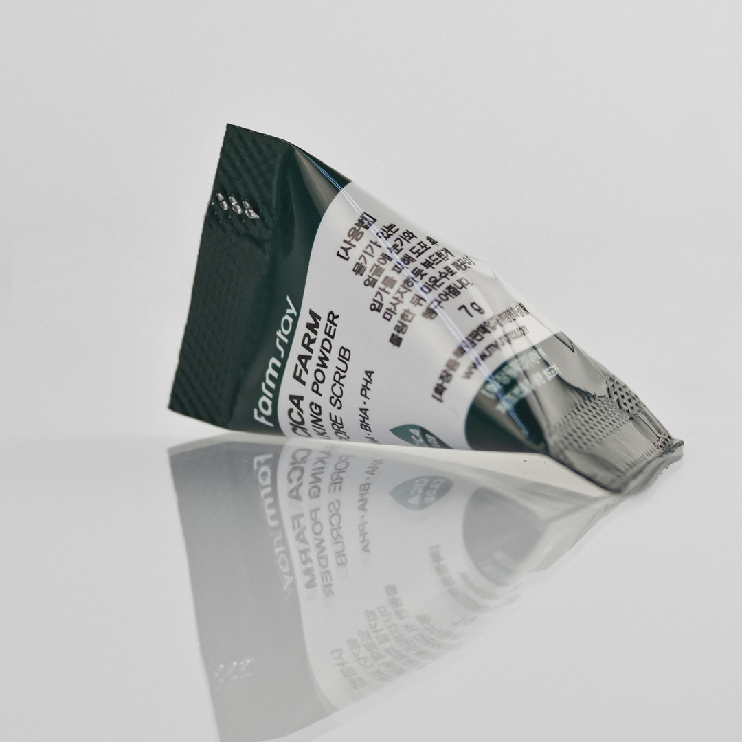 Скраб з центелою азіатською Farm stay Cica Farm Baking Powder Pore Scrub