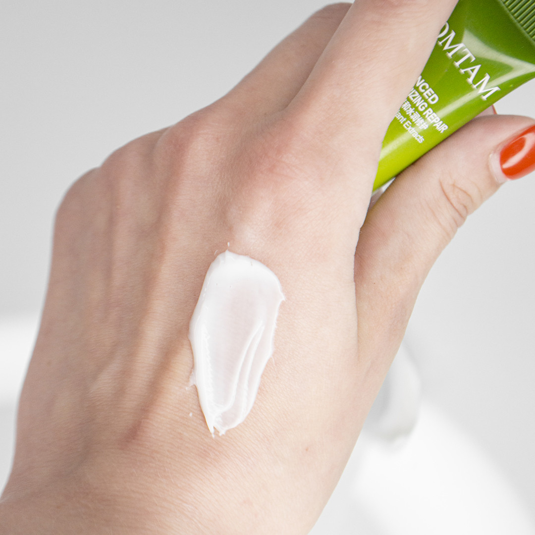 Крем для век с авокадо Advanced Moisturizing Repair Containing Plant Extracts