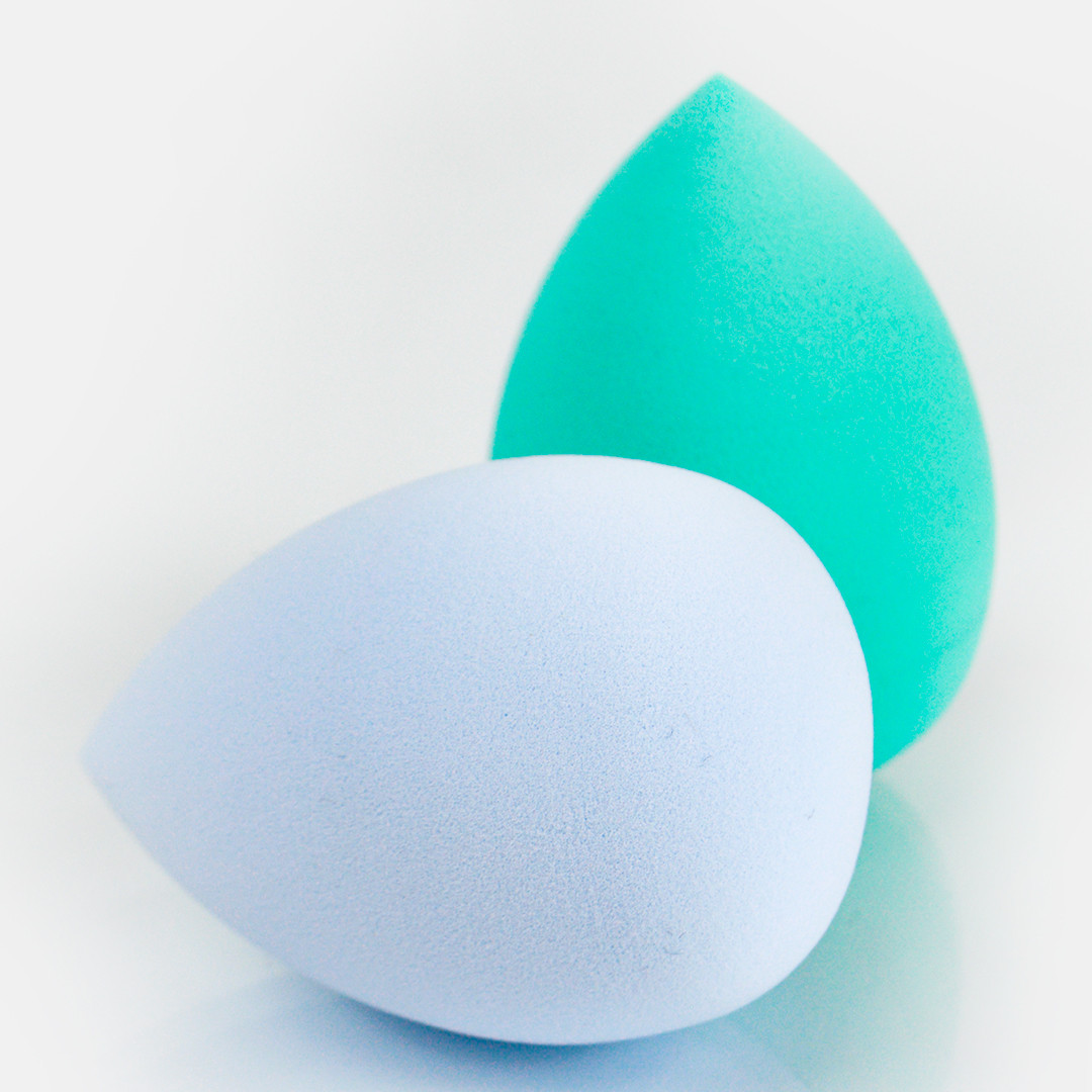 Спонж-крапля для нанесення тональних засобів у футлярі