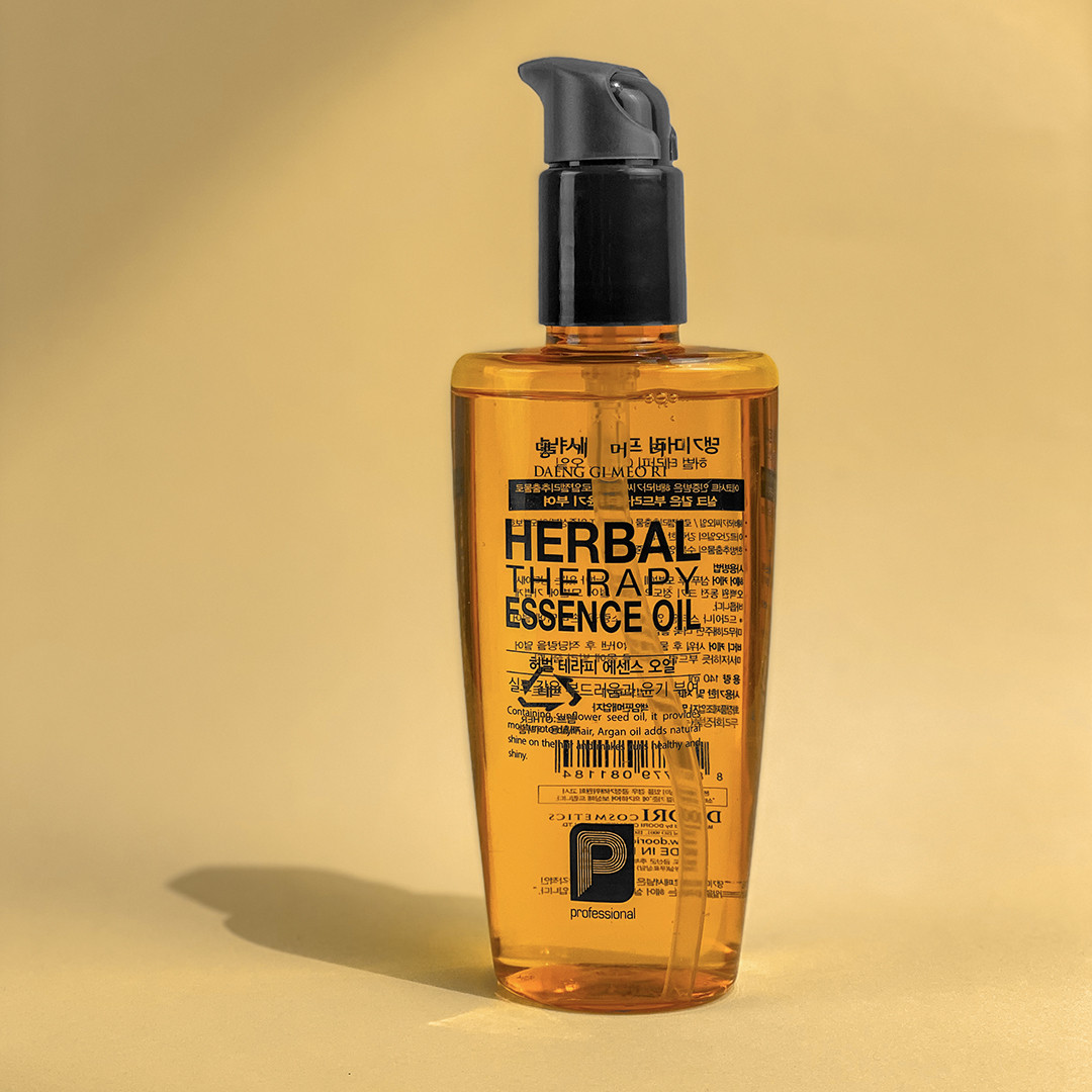 Восстанавливающее масло для волос на основе целебных трав Daeng Gi Meo Ri Herbal Therapy Essence Oil