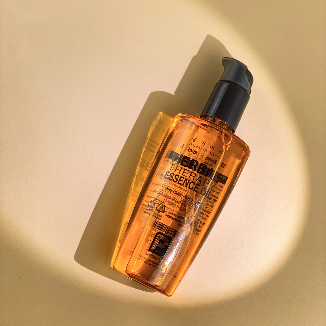 Восстанавливающее масло для волос на основе целебных трав Daeng Gi Meo Ri Herbal Therapy Essence Oil