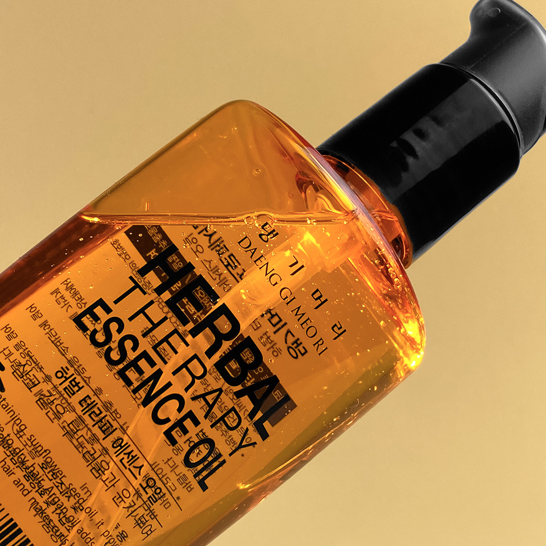 Восстанавливающее масло для волос на основе целебных трав Daeng Gi Meo Ri Herbal Therapy Essence Oil