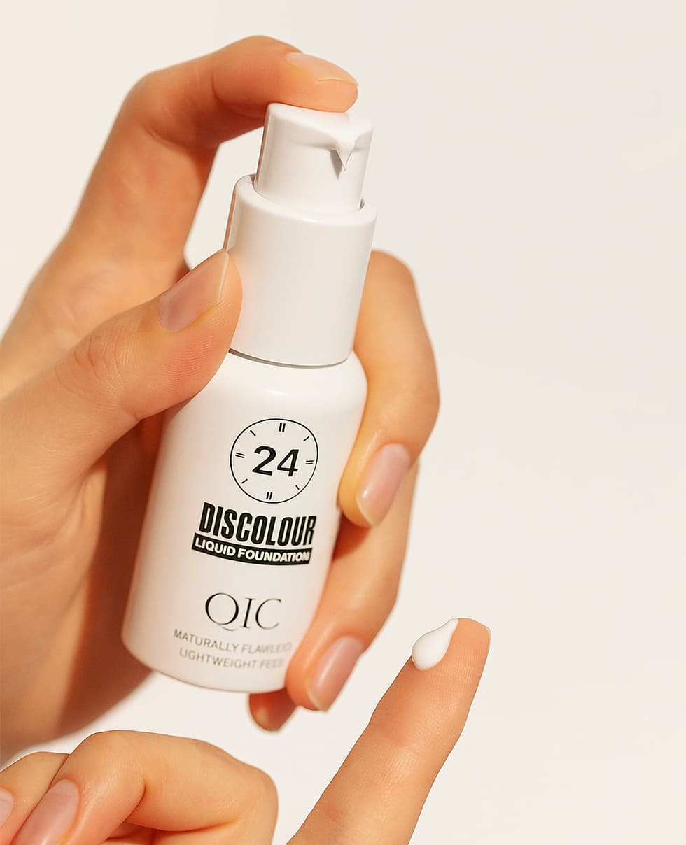 Тональний крем з адаптивним відтінком QIC Discolour Liquid Foundation