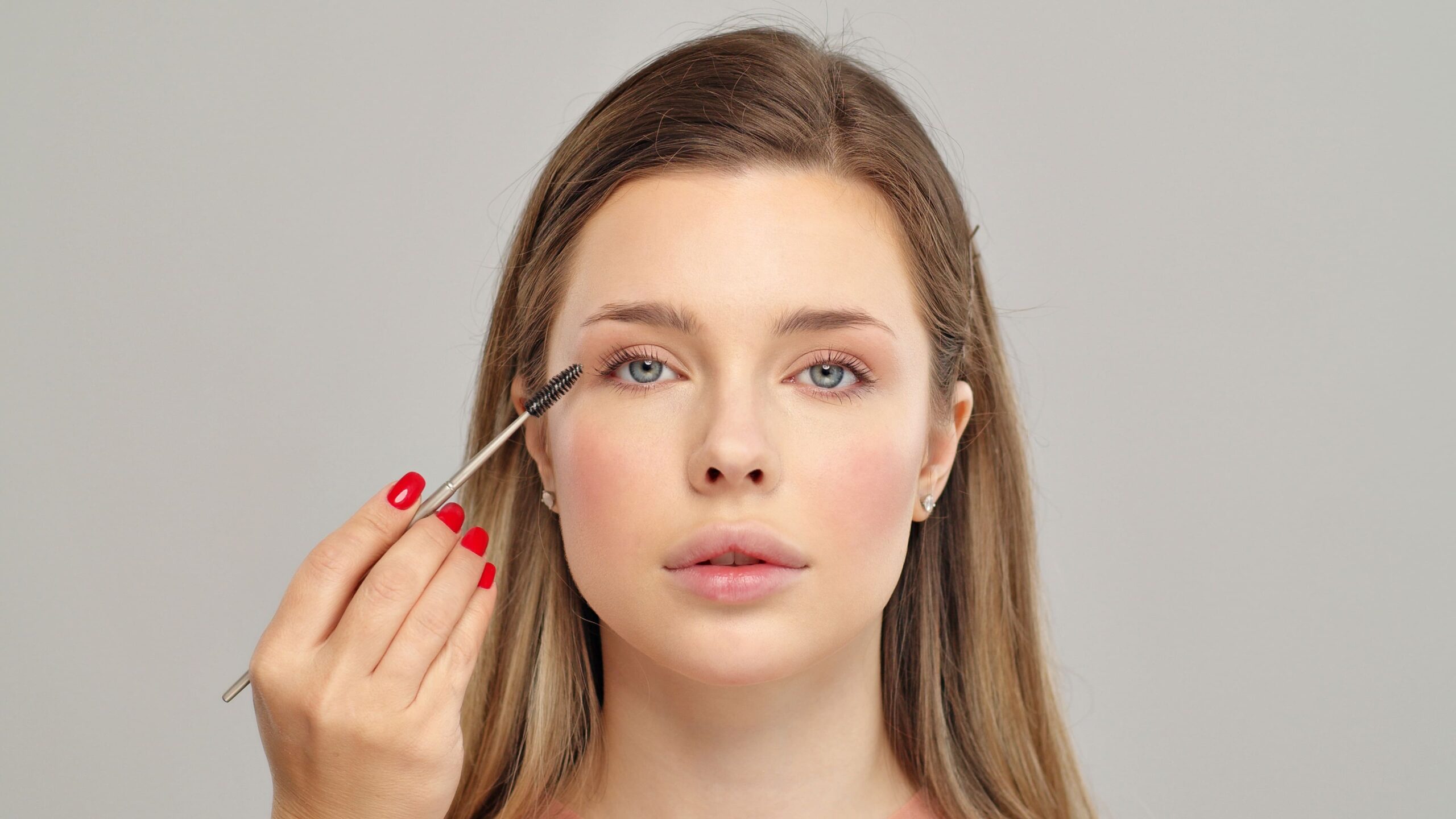 Що знадобиться для макіяжу очей: як правильно наносити та змивати?